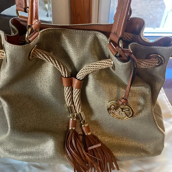 🦊 Micheal Kors large golden handbag. EUC. - Picture 12 of 13